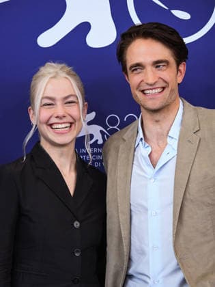 IPA88144243 - Venice, 83rd Venice International Film Festival 2026 - Day 4 - PRIMETIME photocall - Pictured: Phoebe Bridgers, Robert Pattinson  Copyright: xAlbertoxTerenghix xPoolxPhotoxEventsx08x 88144243