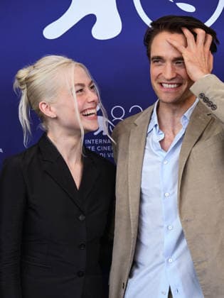 IPA88144245 - Venice, 83rd Venice International Film Festival 2026 - Day 4 - PRIMETIME photocall - Pictured: Phoebe Bridgers, Robert Pattinson  Copyright: xAlbertoxTerenghix xPoolxPhotoxEventsx08x 88144245