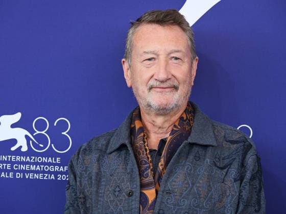 IPA88145071 - Venice, 83rd Venice International Film Festival 2026 - Day 4 - Photocall for Oasis: Don t Look Back in Anger - Pictured: Steven Knight  Copyright: xAlbertoxTerenghix xPoolxPhotoxEventsx08x 88145071