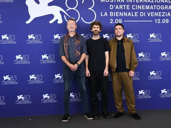 IPA88145124 - Venice, 83rd Venice International Film Festival 2026 - Day 4 - Photocall for Oasis: Don t Look Back in Anger - Pictured: Steven Knight, Dylan Southern, and Will Lovelace  Copyright: xAlbertoxTerenghix xPoolxPhotoxEventsx08x 88145124
