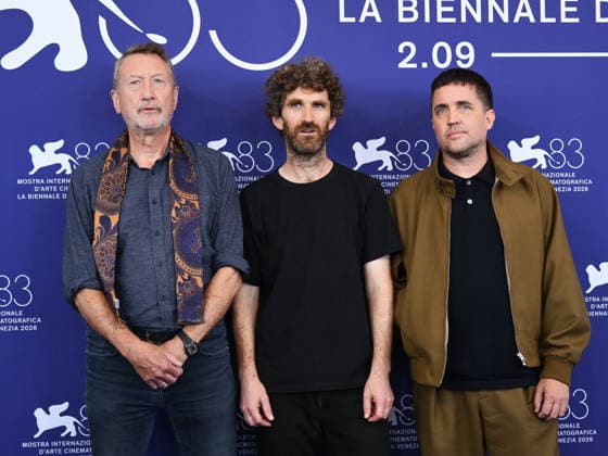 IPA88145117 - Venice, 83rd Venice International Film Festival 2026 - Day 4 - Photocall for Oasis: Don t Look Back in Anger - Pictured: Steven Knight, Dylan Southern, and Will Lovelace  Copyright: xAlbertoxTerenghix xPoolxPhotoxEventsx08x 88145117