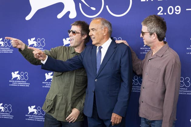 Oasis: Don t Look Back in Anger Photocall - The 83rd Venice International Film Festival VENICE, ITALY - SEPTEMBER 05: Liam Gallagher (L), Artistic Director Alberto Barbera (C) and Noel Gallagher (R) attend the Oasis: Don t Look Back in Anger Photocall during the 83rd Venice International Film Festival at Palazzo del Casino on September 05, 2026 in Venice, Italy. Primo Barol Anadolu Venice Italy. Editorial use only. Please get in touch for any other usage.  Copyright: x2026xAnadoluxPrimoxBarolx