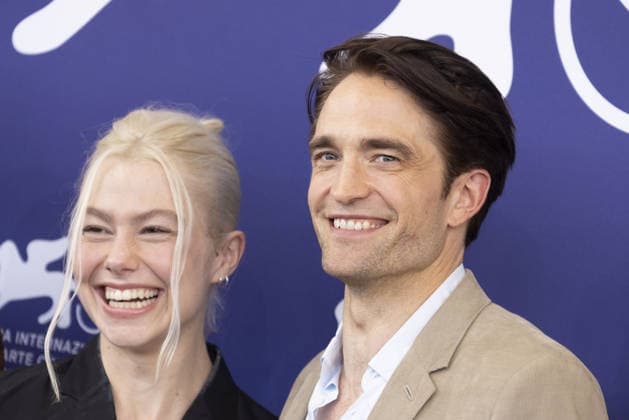 Entertainment Bilder des Tages Primetime Photocall - The 83rd Venice International Film Festival VENICE, ITALY - SEPTEMBER 05: Phoebe Bridgers (L) and Robert Pattinson (R) attend the Primetime Photocall during the 83rd Venice International Film Festival at Palazzo del Casino on September 05, 2026 in Venice, Italy. Primo Barol Anadolu Venice Italy. Editorial use only. Please get in touch for any other usage.  Copyright: x2026xAnadoluxPrimoxBarolx