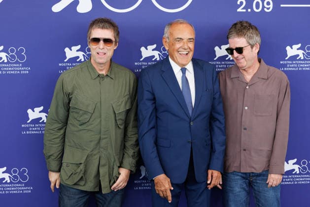 News - Oasis: Don t Look Back in Anger Photocall - The 83rd Venice International Film Festival VENICE, ITALY - SEPTEMBER 05: Liam Gallagher, Director Alberto Barbera and Noel Gallagher attend the Oasis: Don t Look Back in Anger Photocall during the 83rd Venice International Film Festival at Palazzo del Casino on September 05, 2026 in Venice, Italy. Photo: Cinzia Camela. Lido di Venezia Palazzo del Casino Italy Copyright: xCinziaxCamelax xLiveMediax LPN_2644334
