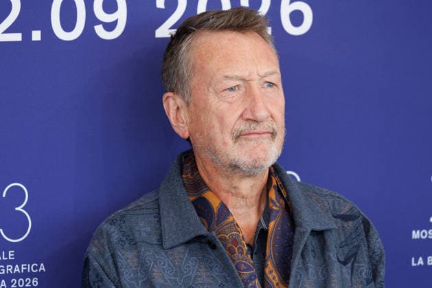 News - Oasis: Don t Look Back in Anger Photocall - The 83rd Venice International Film Festival VENICE, ITALY - SEPTEMBER 05: Steven Knight attends the Oasis: Don t Look Back in Anger Photocall during the 83rd Venice International Film Festival at Palazzo del Casino on September 05, 2026 in Venice, Italy. Photo: Cinzia Camela. Lido di Venezia Palazzo del Casino Italy Copyright: xCinziaxCamelax xLiveMediax LPN_2644437
