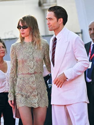 IPA88149510 - Venice, 83rd Venice International Film Festival 2026 - Night 4 - Primetime red carpet - Pictured: Robert Pattinson, Suki Waterhouse  Copyright: xManuelexMangiarottix xPoolxPhotoxEventsx08x 88149510