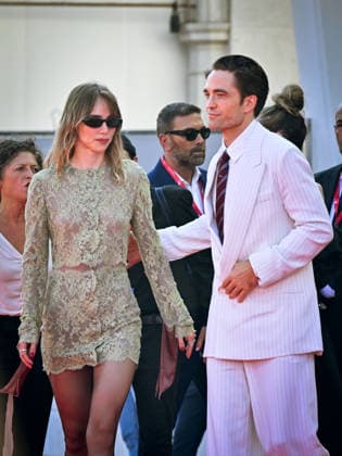 IPA88149518 - Venice, 83rd Venice International Film Festival 2026 - Night 4 - Primetime Red Carpet - Pictured: Robert Pattinson, Suki Waterhouse  Copyright: xManuelexMangiarottix xPoolxPhotoxEventsx08x 88149518