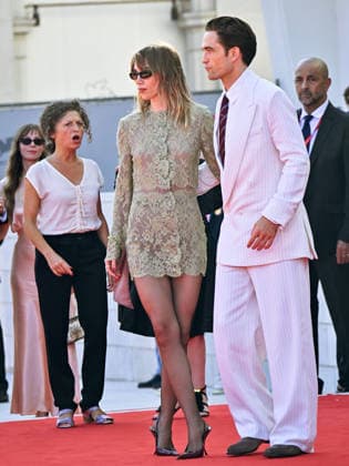 IPA88149527 - Venice, 83rd Venice International Film Festival 2026 - Night 4 - Primetime Red Carpet - Pictured: Robert Pattinson, Suki Waterhouse  Copyright: xManuelexMangiarottix xPoolxPhotoxEventsx08x 88149527