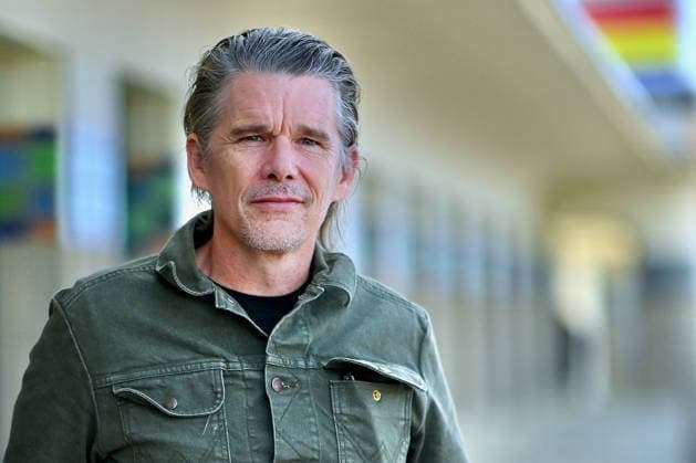 Entertainment Bilder des Tages Deauville Ethan Hawke Photocall FC Ethan Hawke poses for the photographers after he unveiled his cabin sign as a tribute for her career along the Promenade des Planches at the 52nd Deauville American Film Festival on September 05, 2026 in Deauville, France. Photo by Franck Castel ABACAPRESS.COM Deauville  Copyright: xCastelxFranck ABACAx