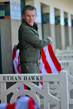 Deauville Ethan Hawke Photocall FC Ethan Hawke poses for the photographers after he unveiled his cabin sign as a tribute for her career along the Promenade des Planches at the 52nd Deauville American Film Festival on September 05, 2026 in Deauville, France. Photo by Franck Castel ABACAPRESS.COM Deauville  Copyright: xCastelxFranck ABACAx
