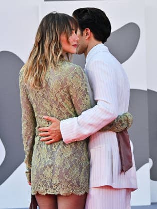 IPA88150206 - Venice, 83rd Venice International Film Festival 2026 - Night 4 - Primetime Red Carpet - Pictured: Suki Waterhouse, Robert Pattinson  Copyright: xManuelexMangiarottix xPoolxPhotoxEventsx08x 88150206