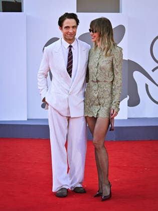 IPA88150276 - Venice, 83rd Venice International Film Festival 2026 - Night 4 - Primetime Red Carpet - Pictured: Suki Waterhouse, Robert Pattinson  Copyright: xManuelexMangiarottix xPoolxPhotoxEventsx08x 88150276