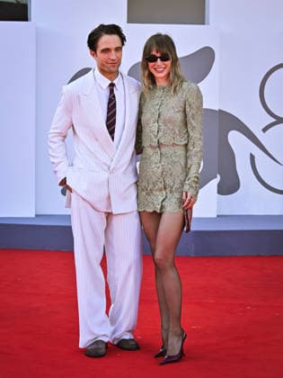 IPA88150286 - Venice, 83rd Venice International Film Festival 2026 - Night 4 - Primetime Red Carpet - Pictured: Suki Waterhouse, Robert Pattinson  Copyright: xManuelexMangiarottix xPoolxPhotoxEventsx08x 88150286