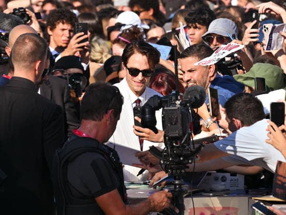 IPA88151050 - Venice, 83rd Venice International Film Festival 2026 - Night 4 - Primetime Red Carpet - Pictured: Robert Pattinson among fans  Copyright: xManuelexMangiarottix xPoolxPhotoxEventsx08x 88151050