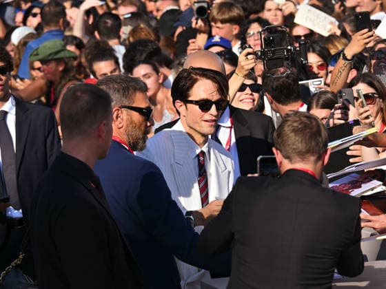 IPA88151056 - Venice, 83rd Venice International Film Festival 2026 - Night 4 - Primetime Red Carpet - Pictured: Robert Pattinson among fans  Copyright: xManuelexMangiarottix xPoolxPhotoxEventsx08x 88151056
