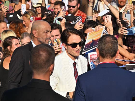 IPA88151059 - Venice, 83rd Venice International Film Festival 2026 - Night 4 - Primetime Red Carpet - Pictured: Robert Pattinson among fans  Copyright: xManuelexMangiarottix xPoolxPhotoxEventsx08x 88151059