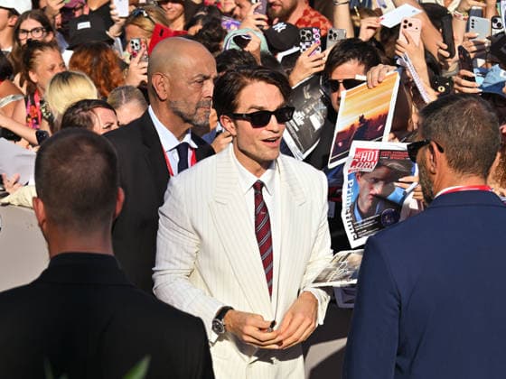 IPA88151062 - Venice, 83rd Venice International Film Festival 2026 - Night 4 - Primetime Red Carpet - Pictured: Robert Pattinson among fans  Copyright: xManuelexMangiarottix xPoolxPhotoxEventsx08x 88151062