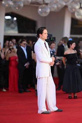 Robert Pattinson at the premiere of *Primetime* during the 83rd Venice International Film Festival (Mostra) in Venice, Italy, on September 5, 2026. Pierre Perusseau, Bestimage. Robert Pattinson waits for the *Primetime* screening during the 83rd Venice International Film Festival at the Sala Grande on September 5, 2026, in Venice, Italy. Venice, Italy  Copyright: xPierrexPerusseaux xBestimagexPierrexPerusseaux xBestimagex