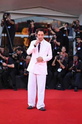 Robert Pattinson at the premiere of *Primetime* during the 83rd Venice International Film Festival (Mostra) in Venice, Italy, on September 5, 2026. Pierre Perusseau, Bestimage. Robert Pattinson waits for the *Primetime* screening during the 83rd Venice International Film Festival at the Sala Grande on September 5, 2026, in Venice, Italy. Venice, Italy  Copyright: xPierrexPerusseaux xBestimagexPierrexPerusseaux xBestimagex