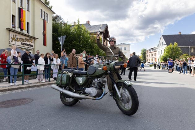 September 5, 2026, Movie Premiere, Maske auf Genossen. The street was playfully cordoned off so the actors could drive up. Markneukirchen Harmonie Lichtspiele, Saxony, Germany
