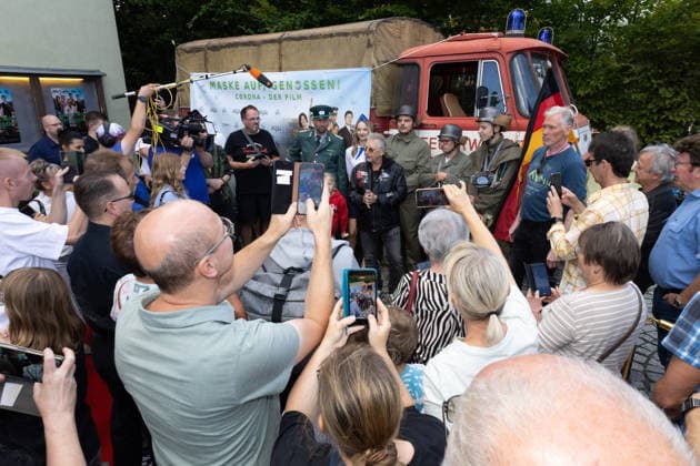 September 5, 2026, Movie Premiere: Comrade Martin Semmelrogge, who plays the pharmacist Mr. Glück, wears a mask and draws attention in his leather jacket. Markneukirchen Harmonie Lichtspiele, Saxony, Germany