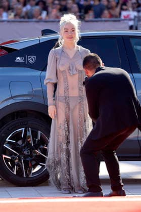 Phoebe Bridgers at the premiere of the film *Primetime* at the 2023 Venice Biennale—the 83rd Venice International Film Festival—at the Palazzo del Cinema in Venice, September 5, 2026 Foto:xD.xBedrosianx xFuturexImagex priemtime_prem_6906