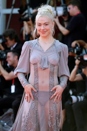 Phoebe Bridgers at the premiere of the film *Primetime* at the 2023 Venice Biennale—the 83rd Venice International Film Festival—at the Palazzo del Cinema in Venice, September 5, 2026 Foto:xD.xBedrosianx xFuturexImagex priemtime_prem_6926