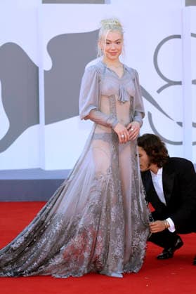 Phoebe Bridgers at the premiere of the film *Primetime* at the 2023 Venice Biennale—the 83rd Venice International Film Festival—at the Palazzo del Cinema in Venice, September 5, 2026 Foto:xD.xBedrosianx xFuturexImagex priemtime_prem_6927