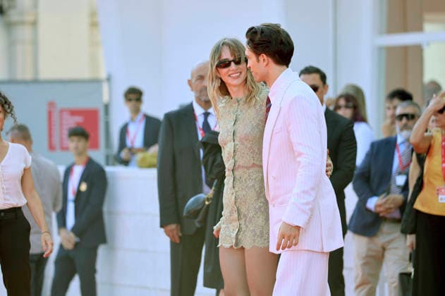 Suki Waterhouse and Robert Pattinson at the premiere of the film *Primetime* at the 2023 Venice Biennale—the 83rd Venice International Film Festival—at the Palazzo del Cinema in Venice, September 5, 2026 Foto:xD.xBedrosianx xFuturexImagex priemtime_prem_6943