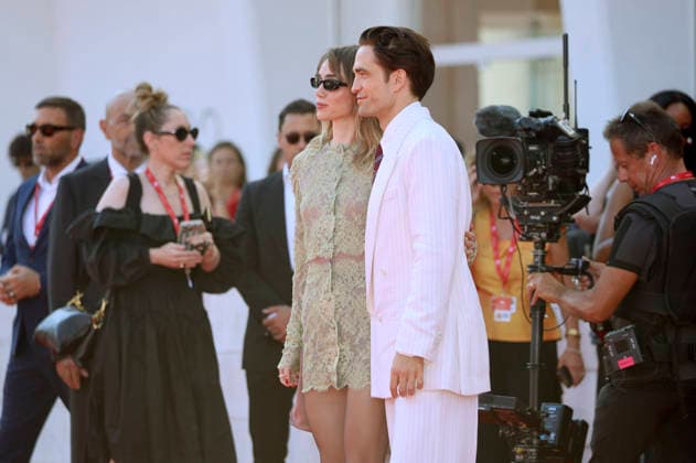 Suki Waterhouse and Robert Pattinson at the premiere of the film *Primetime* at the 2023 Venice Biennale—the 83rd Venice International Film Festival—at the Palazzo del Cinema in Venice, September 5, 2026 Foto:xD.xBedrosianx xFuturexImagex priemtime_prem_6944