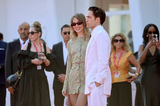 Suki Waterhouse and Robert Pattinson at the premiere of the film *Primetime* at the 2023 Venice Biennale—the 83rd Venice International Film Festival—at the Palazzo del Cinema in Venice, September 5, 2026 Foto:xD.xBedrosianx xFuturexImagex priemtime_prem_6945