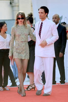Suki Waterhouse and Robert Pattinson at the premiere of the film *Primetime* at the 2023 Venice Biennale—the 83rd Venice International Film Festival—at the Palazzo del Cinema in Venice, September 5, 2026 Foto:xD.xBedrosianx xFuturexImagex priemtime_prem_6946