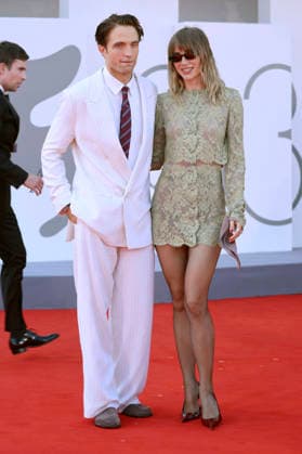 Robert Pattinson and Suki Waterhouse at the premiere of the film *Primetime* at the 2023 Venice Biennale, the 83rd Venice International Film Festival, at the Palazzo del Cinema in Venice, September 5, 2026 Foto:xD.xBedrosianx xFuturexImagex priemtime_prem_6978