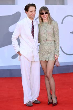 Robert Pattinson and Suki Waterhouse at the premiere of the film *Primetime* at the 2023 Venice Biennale, the 83rd Venice International Film Festival, at the Palazzo del Cinema in Venice, September 5, 2026 Foto:xD.xBedrosianx xFuturexImagex priemtime_prem_6979