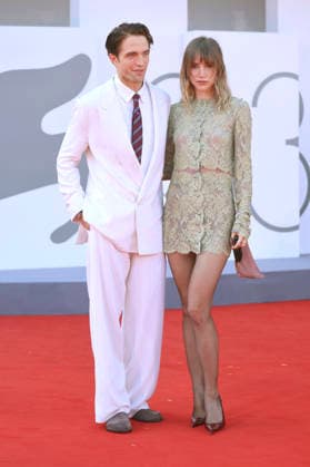 Robert Pattinson and Suki Waterhouse at the premiere of the film *Primetime* at the 2023 Venice Biennale, the 83rd Venice International Film Festival, at the Palazzo del Cinema in Venice, September 5, 2026 Foto:xD.xBedrosianx xFuturexImagex priemtime_prem_6980