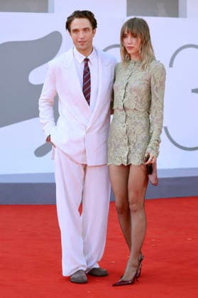 Robert Pattinson and Suki Waterhouse at the premiere of the film *Primetime* at the 2023 Venice Biennale, the 83rd Venice International Film Festival, at the Palazzo del Cinema in Venice, September 5, 2026 Foto:xD.xBedrosianx xFuturexImagex priemtime_prem_6981