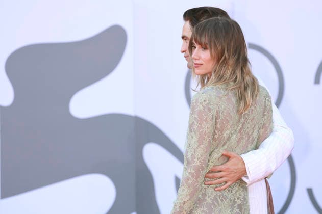 Robert Pattinson and Suki Waterhouse at the premiere of the film *Primetime* at the 2023 Venice Biennale, the 83rd Venice International Film Festival, at the Palazzo del Cinema in Venice, September 5, 2026 Foto:xD.xBedrosianx xFuturexImagex priemtime_prem_6982