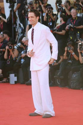 Robert Pattinson at the premiere of the film *Primetime* at the 2023 Venice Biennale—the 83rd Venice International Film Festival—at the Palazzo del Cinema in Venice, September 5, 2026 Foto:xD.xBedrosianx xFuturexImagex priemtime_prem_6960