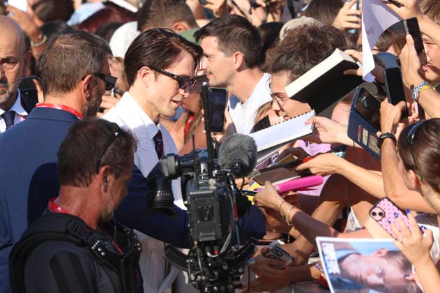 Robert Pattinson at the premiere of the film *Primetime* at the 2023 Venice Biennale—the 83rd Venice International Film Festival—at the Palazzo del Cinema in Venice, September 5, 2026 Foto:xD.xBedrosianx xFuturexImagex priemtime_prem_6995