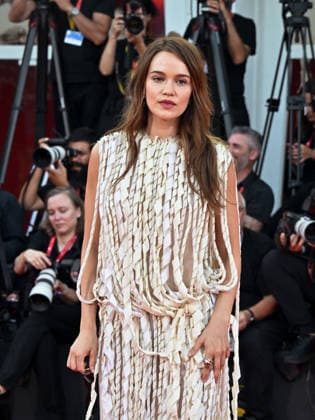 IPA88155384 - Venice, 83rd Venice International Film Festival 2026 - Night 4 - Red Carpet for the film SuccederÃ Questa Notte - Pictured: Emilia Schüle  Copyright: xManuelexMangiarottix xPoolxPhotoxEventsx08x 88155384