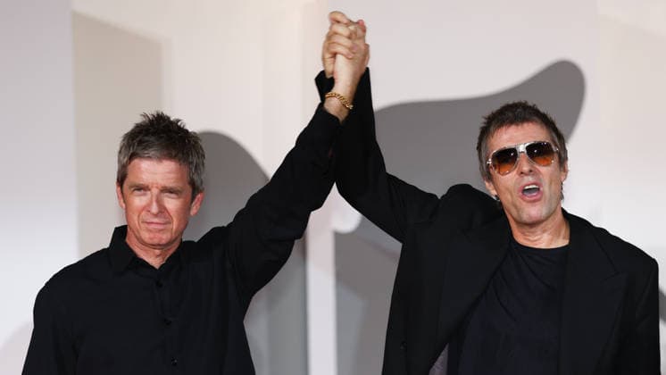 Entertainment Bilder des Tages September 5, 2026, Venice Lido, Veneto, Italy: NEIL GALLAGHER and LIAM GALLAGHER hold hand to celebrate the premiere screening of the movie Oasis: Don t Look Back in Anger at the 83rd Venice Film Festival at Sala Grande in Venice Lido, Italy Venice Lido Italy  - ZUMAc179 20260905_zep_c179_266 Copyright: xMickaelxChavetx