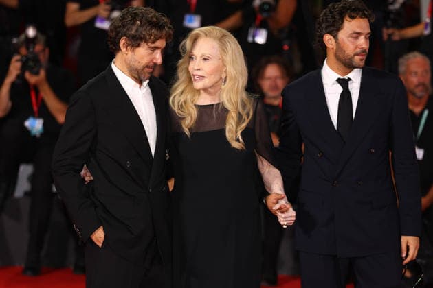 Entertainment Bilder des Tages September 5, 2026, Venice Lido, Veneto, Italy: FAYE DUNAWAY is surrounded by ALESSANDRO MORELLI and LUCA MORELLI during the Oasis: Don t Look Back in Anger at the 83rd Venice Film Festival at Sala Grande in Venice Lido, Italy Venice Lido Italy  - ZUMAc179 20260905_zep_c179_274 Copyright: xMickaelxChavetx