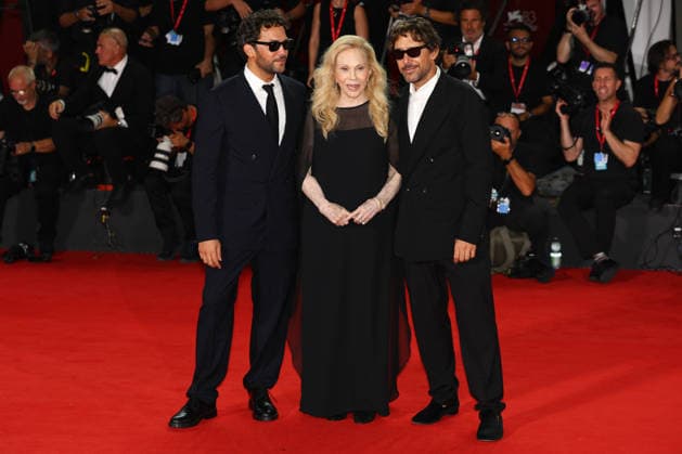 September 5, 2026, Venice Lido, Veneto, Italy: FAYE DUNAWAY is surrounded by ALESSANDRO MORELLI and LUCA MORELLI during the Oasis: Don t Look Back in Anger at the 83rd Venice Film Festival at Sala Grande in Venice Lido, Italy Venice Lido Italy  - ZUMAc179 20260905_zep_c179_275 Copyright: xMickaelxChavetx