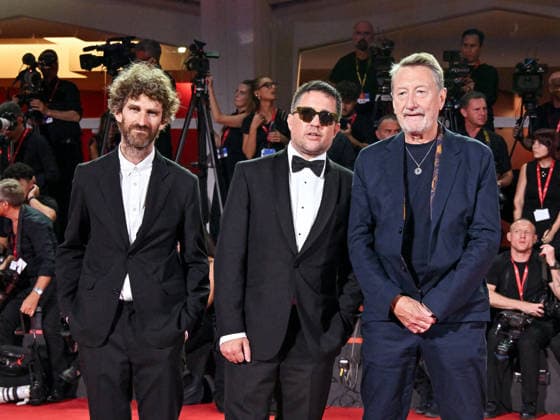 IPA88162183 - Venice, 83rd Venice International Film Festival 2026 - Night 4 - Red Carpet for Oasis: Don t Look Back in Anger Pictured: Steven Knight, Will Lovelace, and Dylan Southern  Copyright: xManuelexMangiarottix xPoolxPhotoxEventsx08x 88162183