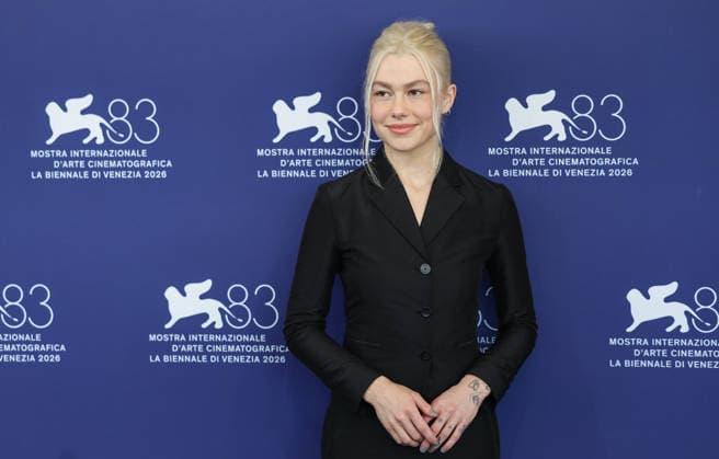 (260905) -- VENICE, Sept. 5, 2026 -- American actress Phoebe Bridgers of the film Primetime poses for the photocall of the film during the 83rd Venice International Film Festival in Venice, Italy, Sept. 5, 2026. ) ITALY-VENICE-FILM FESTIVAL-PRIMETIME WangxKaiyan 