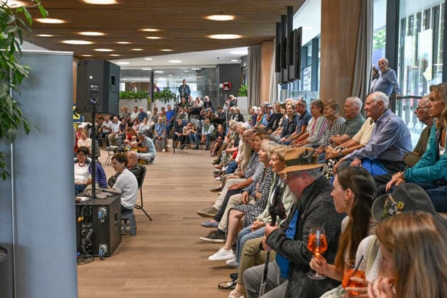 5 Hausmusikroas as part of the Salzkammergut Festwochen Gmunden, featuring the folk music groups Klangngholz and Glanschl Zwüllinge at Haus Salzkammergut in Gmunden, photographed on September 5, 2026. The photo shows visitors at the 2026 event: 5 Hausmusikroas as part of the Salzkammergut Festwochen Gmunden featuring the folk music groups K