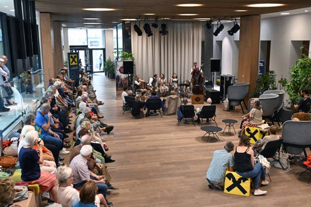 5 Hausmusikroas as part of the Salzkammergut Festwochen Gmunden featuring the folk music groups Klanggholz and Glanschl Zwüllinge at Haus Salzkammergut in Gmunden, photographed on September 5, 2026. The photo shows visitors to the event in front of the folk music group Klangholz. 2026: 5 Hausmusikroas as part of