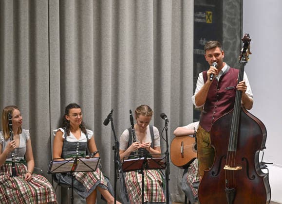 55 Hausmusikroas as part of the Salzkammergut Festival in Gmunden, featuring the folk music groups Klangholz and Glanschl Zwüllinge at Haus Salzkammergut in Gmunden, photographed on September 5, 2026. The photo shows musicians from the group Klangholz in 2026. 5 Hausmusikroas as part of the Salzkammergut Festival in Gmunden with the fo