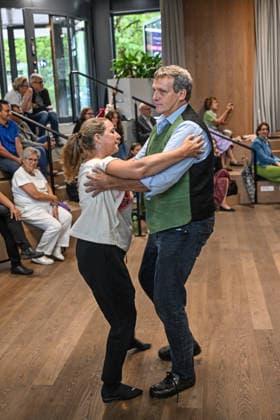 55 Hausmusikroas as part of the Salzkammergut Festwochen Gmunden featuring the folk music groups Klanggholz and Glanschl Zwüllinge at Haus Salzkammergut in Gmunden, photographed on 05 09 26. The photo shows a couple dancing to the music. 2026 5 Hausmusikroas as part of the Salzkammergut Festwochen Gmunden featuring the folk music groups K