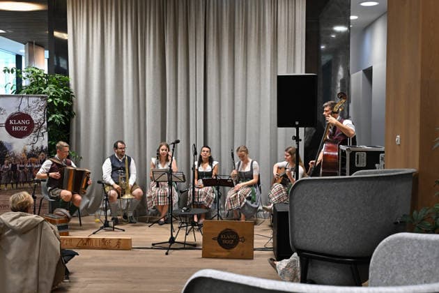 5 Hausmusikroas as part of the Salzkammergut Festwochen Gmunden, featuring the folk music groups Klangholz and Glanschl Zwüllinge at Haus Salzkammergut in Gmunden, photographed on 05 09 26. The photo shows the folk music group Klangholz in 2026. 5 Hausmusikroas as part of the Salzkammergut Festwochen Gmunden, featuring the folk music gro